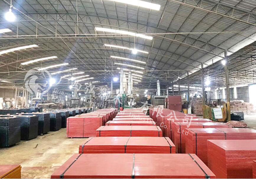 就是這一家建筑模板不但質量好而且價格還實惠插圖1 弘獅木業(yè)模板生產(chǎn)基地